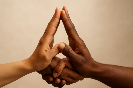 To hænder, der mødes i en fredelig håndtryk eller high-five — Symboliserer forståelse og fælles mål på trods af forskelle.